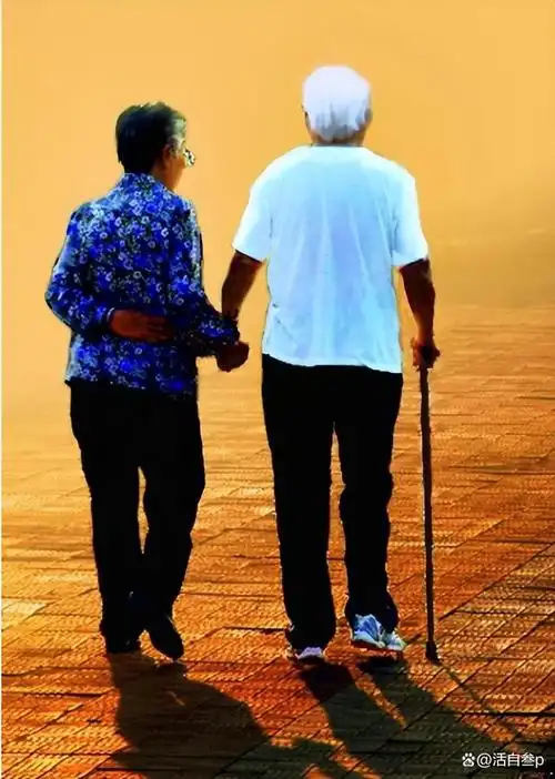 "岁月共舞,爱情长存",两位花甲老人白天是邻居晚上是恋人