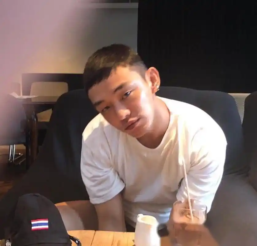 刘亚仁晒出与权哲华的甜蜜合影,让网友脑补都是节奏吗?是公恋情呢?