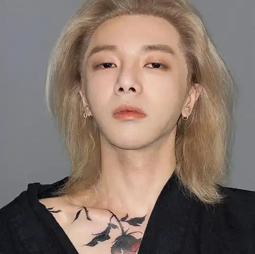 华晨宇又换白发造型了,非常像个纯情大男孩,完全看不出有个孩子_网易