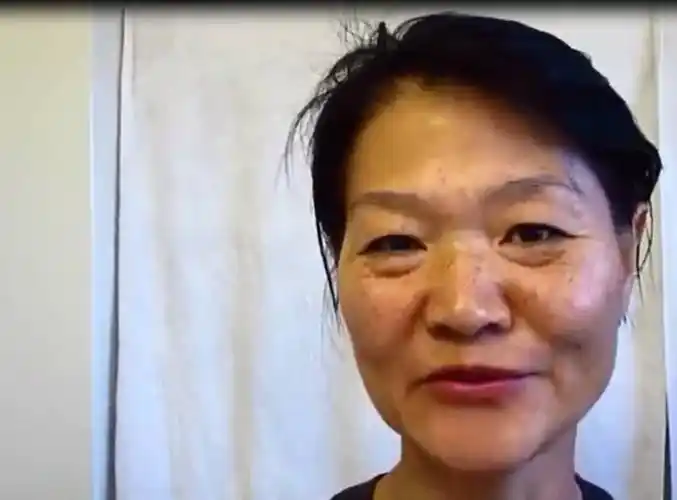 65岁的婆婆被儿媳妇嫌弃长得丑当婆婆化完妆儿媳妇顿时脸红