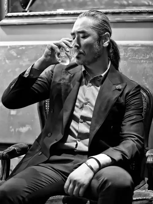 从流浪汉到一线男模,这位快50岁的帅大叔为何越老越红?