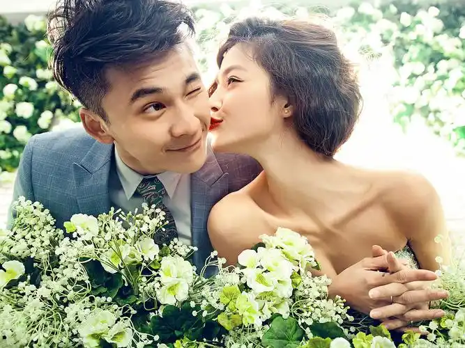 新新娘幸福恋人婚纱照