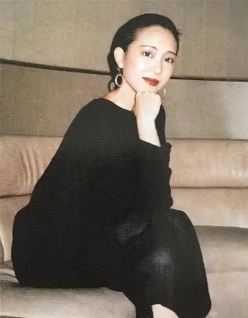 随后,她有缘结识了财力雄厚的马清伟先生.