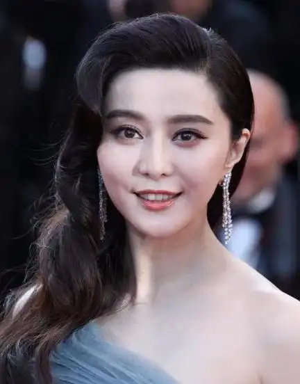 演员范冰冰继税务风波后在社交媒体上罕见发文,她转发共青团中央微博