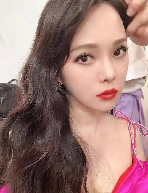 53岁伊能静晒怼脸自拍秀冻龄肌,被质疑整鼻子她幽默回应能呼吸_状态