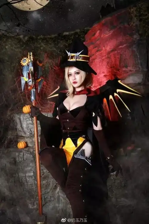 宅男福利小姐姐紧身皮衣cos小恶魔你怕了吗