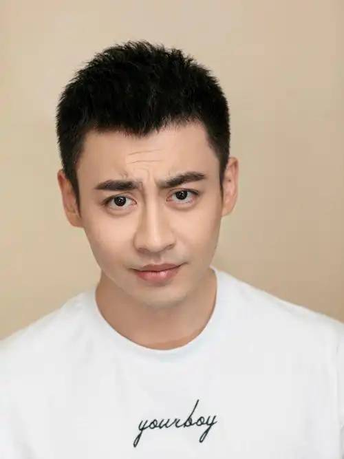 李南天@演员刘凯  #鳄鱼与牙签鸟# 开播发布会, 身着驼色休闲西装内衬