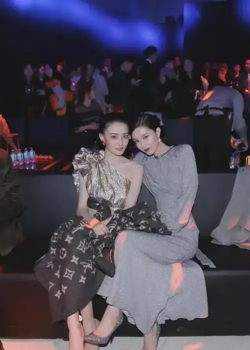 35岁的文咏珊和29岁的徐璐合影,颜值和气质完胜徐璐.