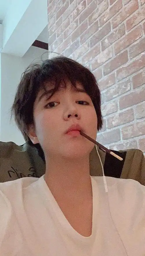 不少女生看到她的男性化扮相都纷纷尖叫出声了呢!