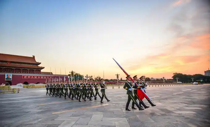 国旗护卫队专访:用尺子量步幅 用秒表卡步速