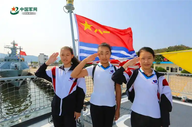 我和海军军旗合个影. 薛成清 摄