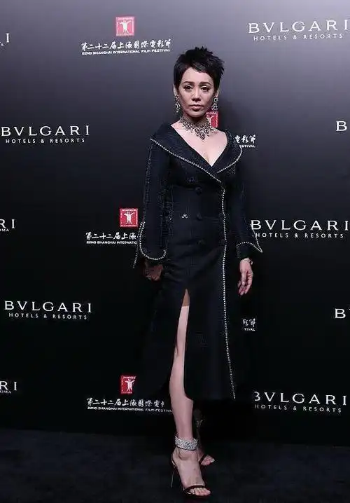 宁静有点显老了和大17岁林青霞同框造型成熟看不出年龄差