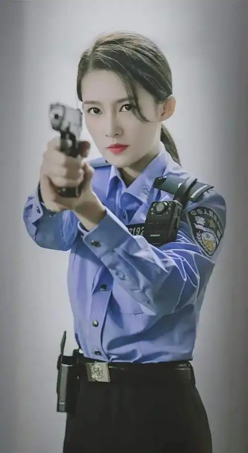 杨幂最新剧照曝光!穿制服超帅气成最美警花,可惜脖子前倾毁气质