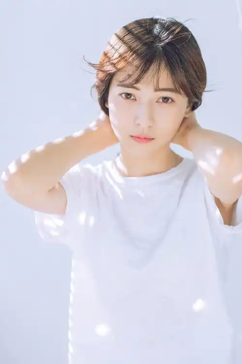 短发清新少女大胆私房性感撩人写真