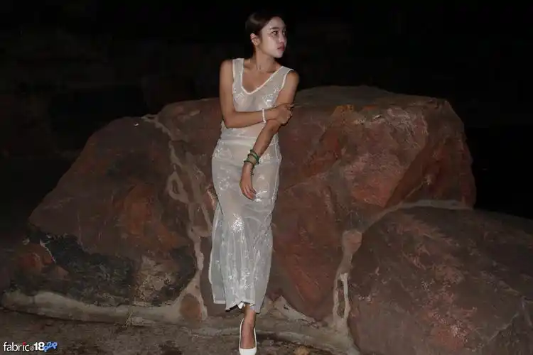 李梓熙 野外大尺度私拍04[100p]