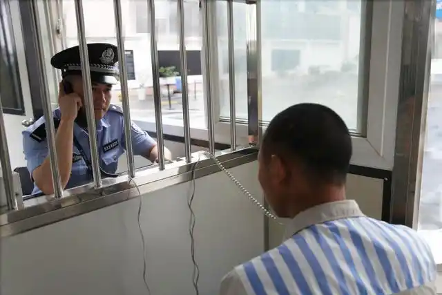 囚犯进监狱之前都会把头发全部剃掉看完才知道有这么多作用