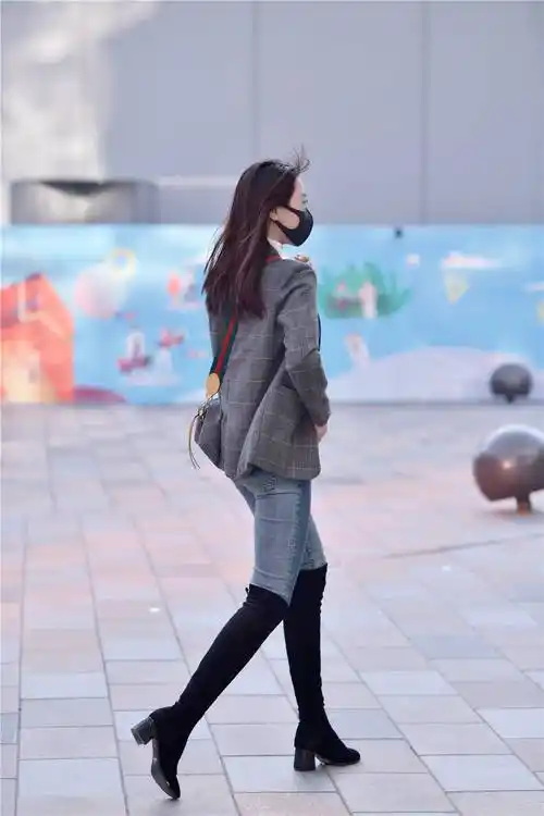 春天的很多美女会注意保暖,过膝靴搭配紧身牛仔裤,是很经典的搭配组合