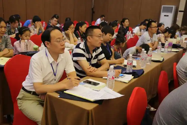 第三项由家校合育男神武际金校长做《家校,亲子共成长》的报告.