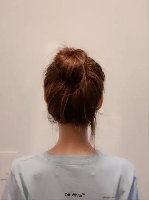 扎高马尾低马尾丸子头都敲好看用法也很简单 取一半头发 先扎个半高