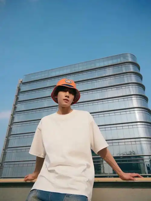 michaelkors 曾出演电视剧《最美逆行者》的演员谢兴阳搭配michael