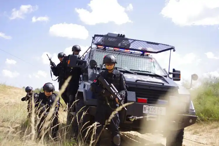 英姿飒爽 气宇轩昂9月10日,靖边县公安局特警大队全副武装,精神抖擞