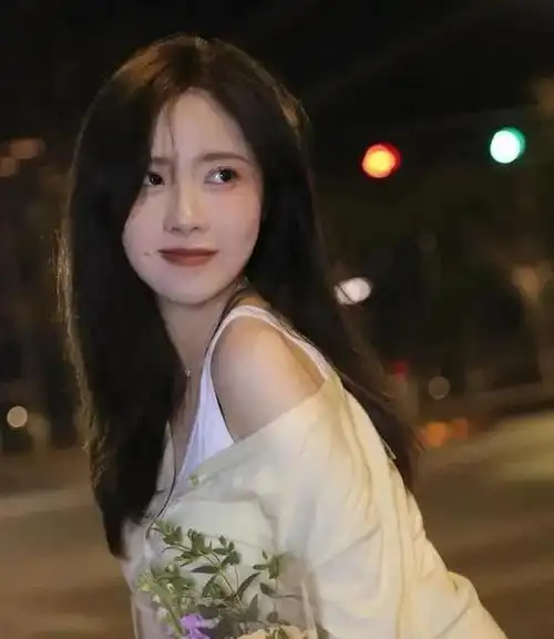 颜值气质俱佳的美女小姐姐 清纯又性感 笑起来的样子超可爱_网易订阅