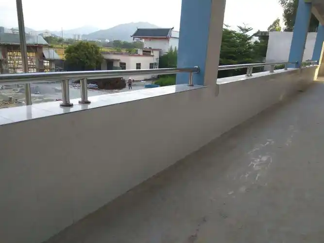维修后的走廊护栏