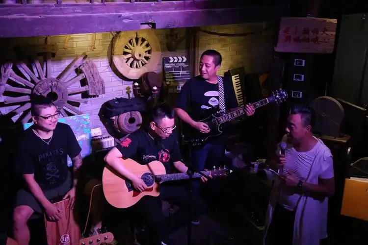"京味民谣"李博率疯人李乐队亮相6677酒吧