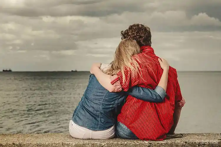 坐_夫妇_搂抱_海洋_情侣_消费_休闲_一起_海滩_后视图_高清图片_全景