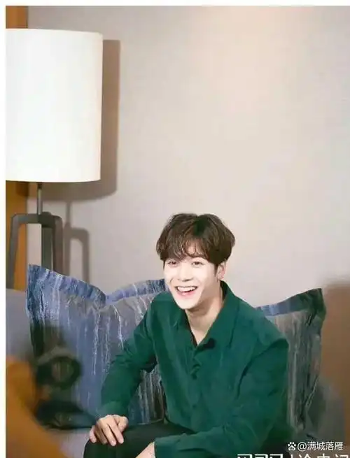 王嘉尔迷人身材娇好皮肤颜值高过天歌坛新生代