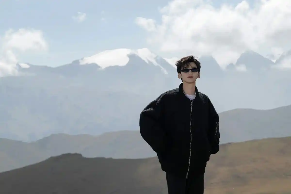 白敬亭 #白敬亭张开双臂背影壁纸 - 抖音