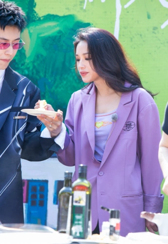 舒淇新综艺造型太可了吧!淡紫色西装搭配黑纱半裙,是香芋奶糕耶