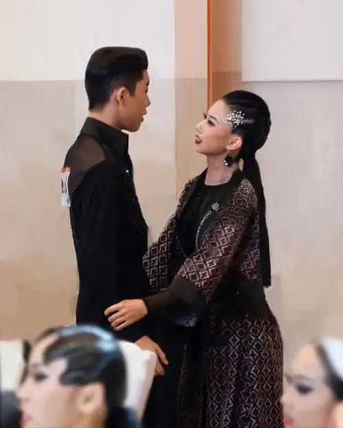 王崇墨李茉晗   路有很长,互相陪伴互相成就并肩战斗,走向更高的领奖