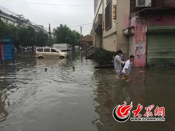 菏泽连夜暴雨 今早市民"漂洋过海"去上班