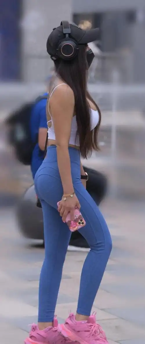 露背吊带搭配紧身运动裤展现迷人的身材曲线简约却又不失性感