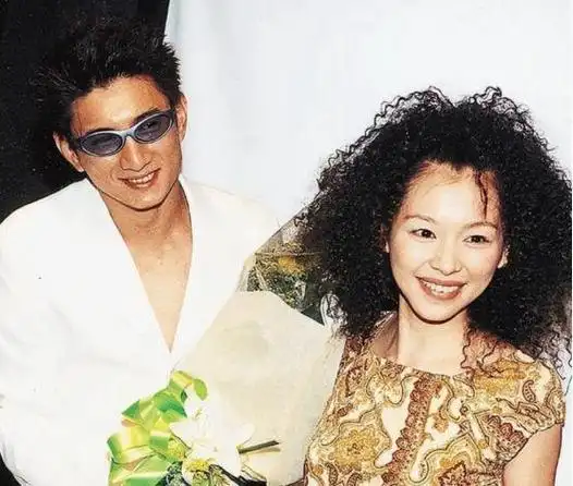 吴奇隆对徐若瑄的感情毫不掩饰,他直接向媒体承认了两人之间的关系.