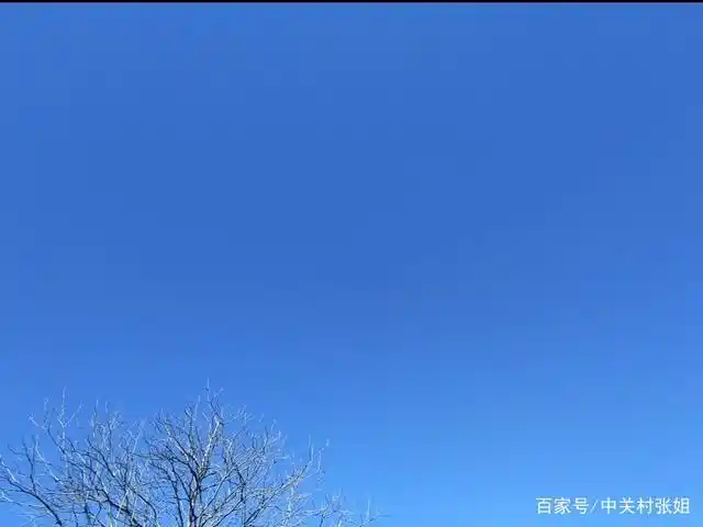 瓦蓝的天空万里无云,是个好兆