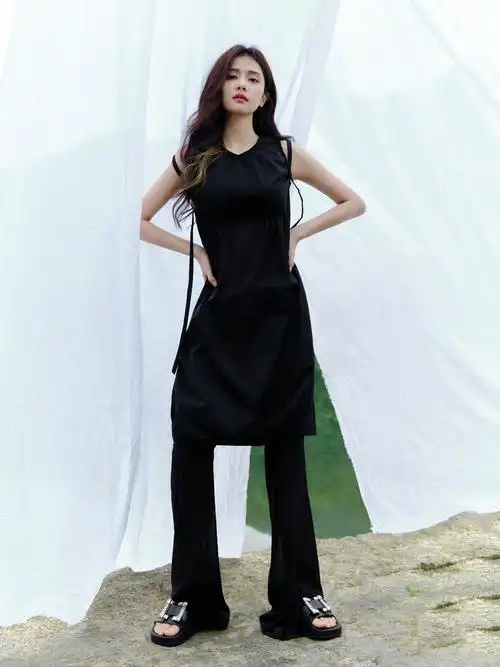 女神白鹿坐在竹筏上拍唯美写真,新造型让人眼前一亮