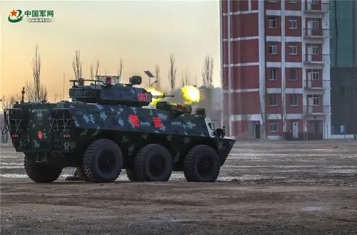 7毫米机枪掩护部队武警内卫部队的装甲输送车越障演练依托防暴车射击