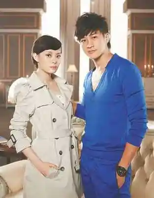 何润东(右)拍摄"香水"mv,邀好友孙俪助阵.