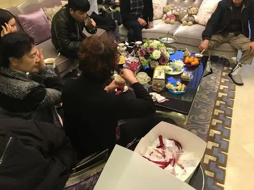 亲戚朋友来家做客 哈切列