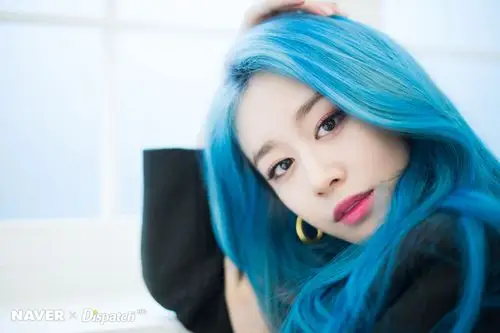 t-ara朴智妍携新专辑华丽回归 气质绝美湖蓝色卷发高