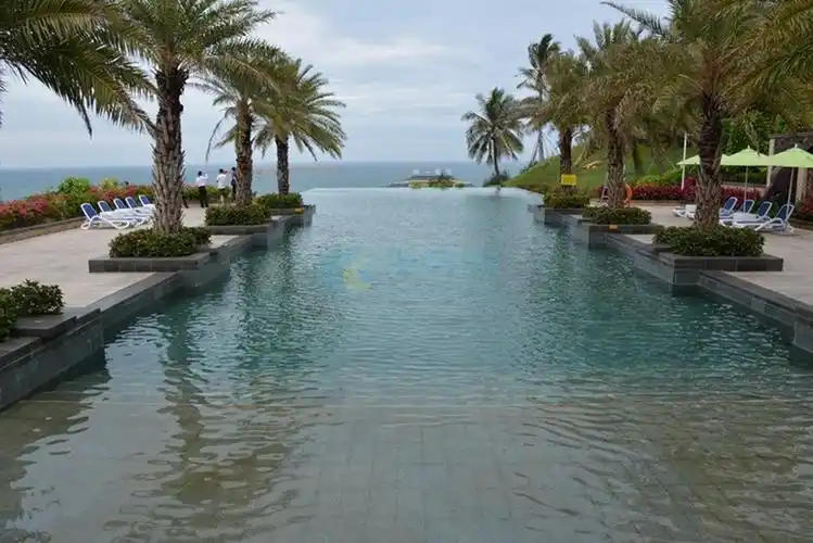 富力湾小区无边际游泳池