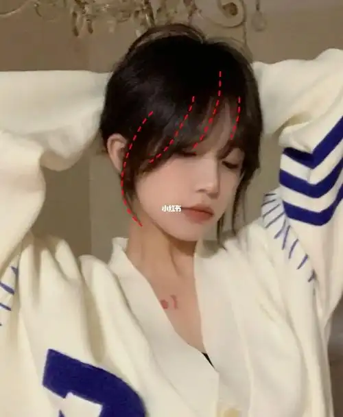 圆脸方脸建议龙须八字刘海来修饰脸～————