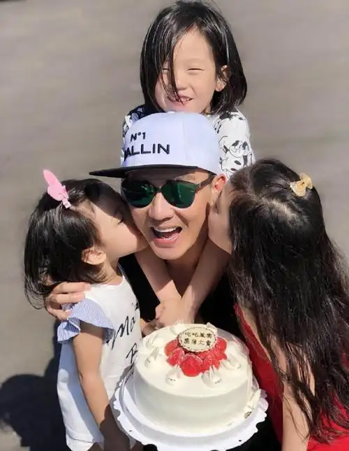 刘畊宏过生日,获三宝贝献吻太幸福,一家人合影画面超温馨