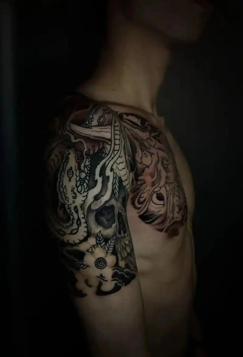 哈尔滨纹身叁拾刺青主理人木涵新传统半甲作品,黑灰 - 抖音