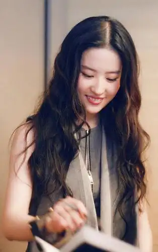 当女神刘亦菲留起卷发时,网友感叹太适合《泡沫之夏》女主了