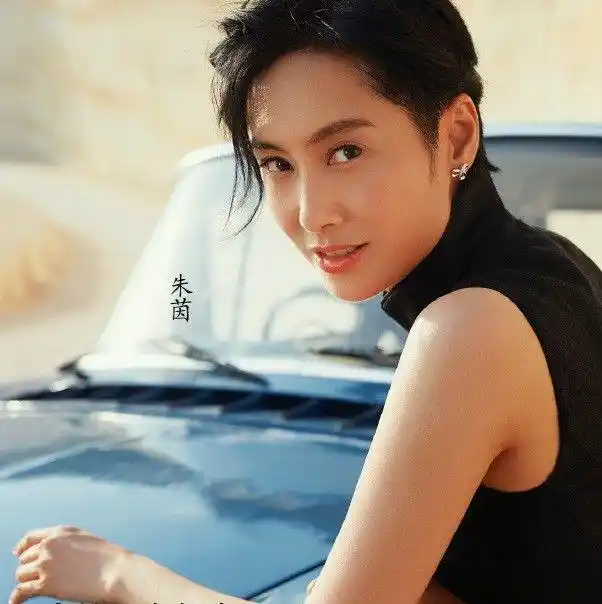 朱茵巴厘岛封面大片曝光,化身"连衣裙"穿搭博主,48岁气质出众