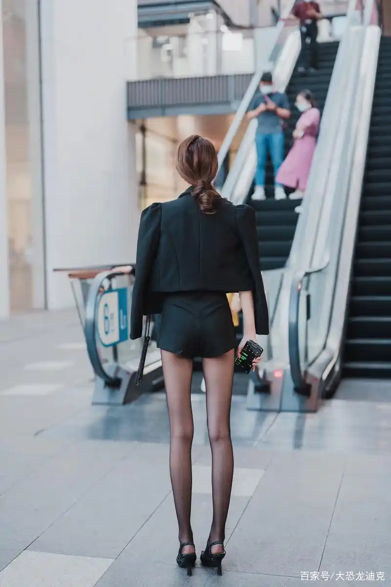 全黑色穿搭的性感美女,大长腿配上黑丝袜,显得既妩媚,又有气场