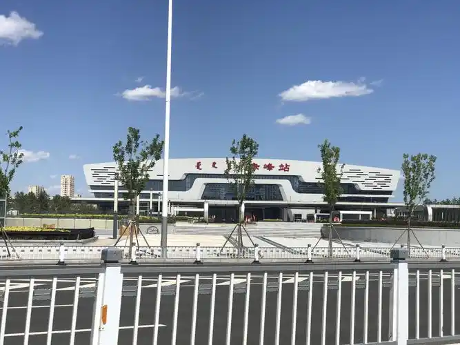 路过赤峰高铁站,赤峰是内蒙人口第一大市,市区很大,高层建筑很多.